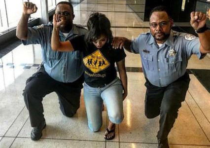 Sancionaron a policías que se arrodillaron contra el racismo en Estados Unidos