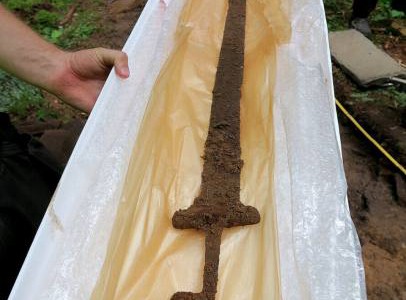 El arqueologo aficionado que encontró una espada vikinga milenaria