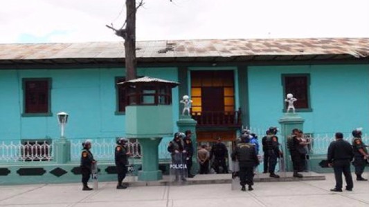 Horror en Perú: un joven de 17 años está acusado de violar y asfixiar a su beba de un mes