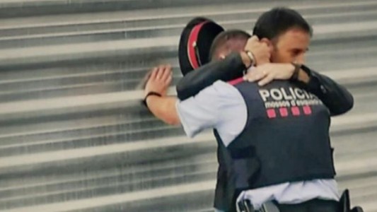 La emotiva imagen de un hombre que abraza a un Mosso en medio de los choques con la Guardia Civil