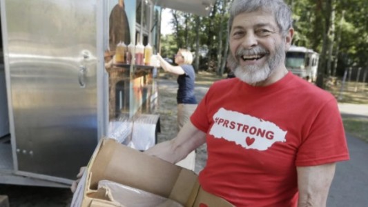 La historia del hombre que acumuló alimentos para el fin del mundo y los donó a víctimas del huracán María