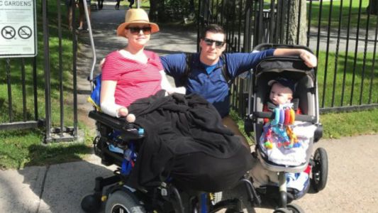 Fue a dar a luz, tuvo una infección y le amputaron los brazos y las piernas