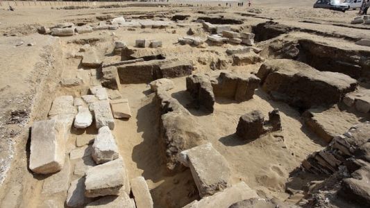 Arqueólogos hallaron ruinas de un templo faraónico cerca de las pirámides de Guiza