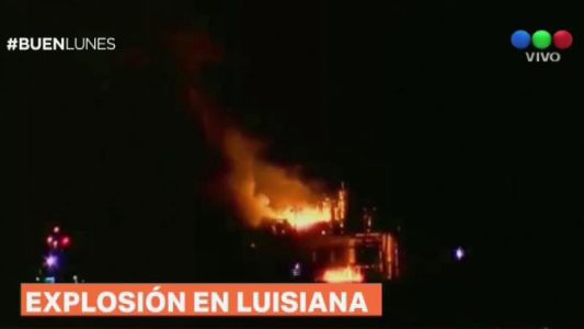 Impresionante explosión en una plataforma petrolera
