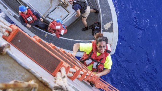 Milagroso rescate de dos mujeres y sus perros tras estar cinco meses a la deriva en el Pacífico