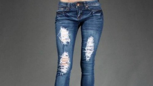 Abogado criticó a mujeres que usan pantalones rasgados: "Violarlas es un deber nacional"