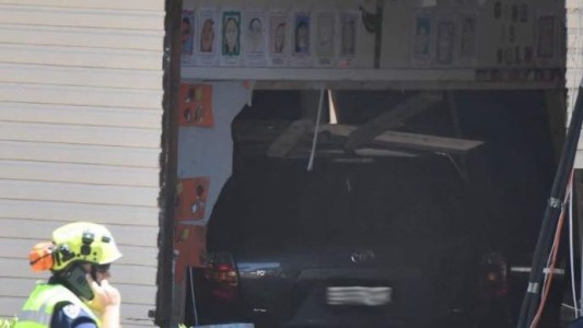 Mueren dos niños y 21 resultan heridos luego de que un vehículo se incrustara en una escuela