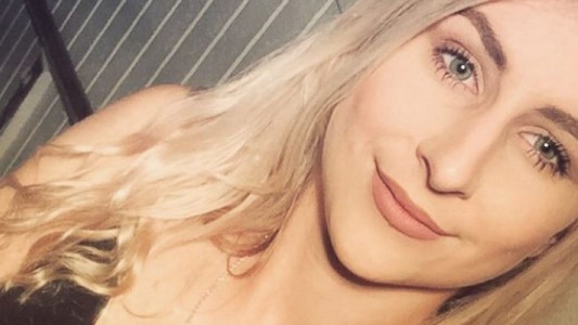 Intentaba sacarse una selfie, tropezó, cayó desde un segundo piso y murió