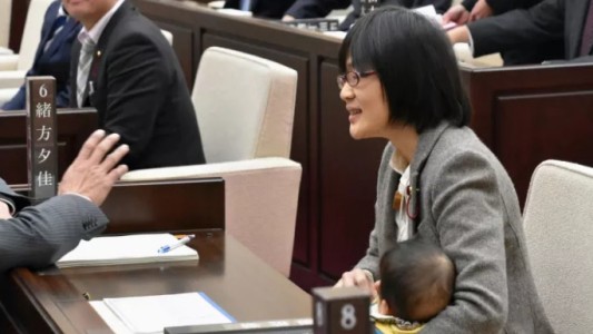 Sancionaron a la concejal que asistió a la sesión con su bebé