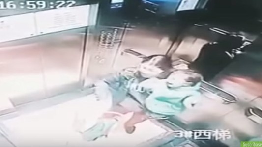 Video escalofriante: escracharon a una niñera pegándole a un bebé en un ascensor