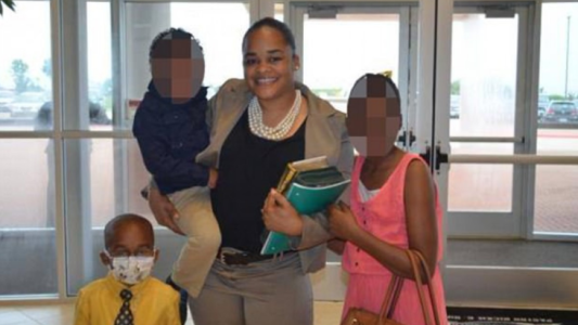 Una mujer fingió durante 8 años que su hijo tenía cáncer y lo sometieron a 13 cirugías