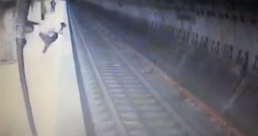 Video: Empujan a una mujer embarazada a las vías y muere arrollada por el subte