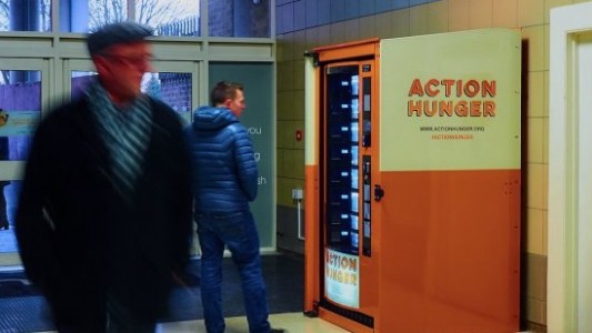 Colocan máquinas expendedoras para indigentes