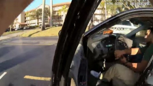 Video impactante: un policía fue arrastrado a toda velocidad por un automovilista en fuga