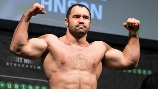 Fuerte video: médicos "resucitan" a un luchador después de un brutal nocaut