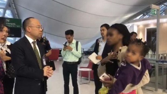 Familia está varada hace tres meses en un aeropuerto extranjero