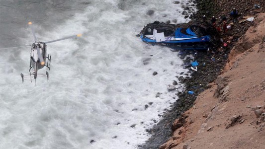 Perú: al menos 30 muertos por la caída de un micro en la zona conocida como "la curva del diablo"
