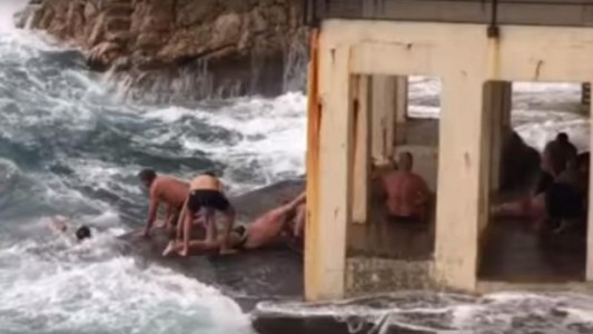 Un tradicional chapuzón de año nuevo terminó en tragedia