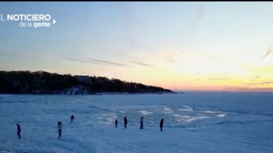 Mar congelado por la ola polar