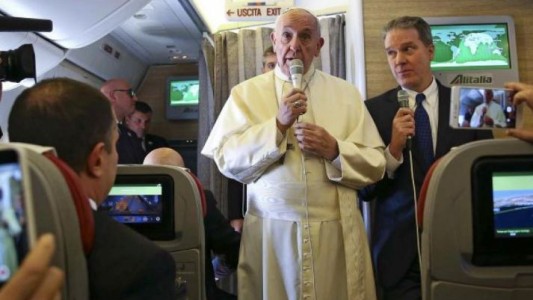 La impactante foto que repartió el papa Francisco durante su viaje a Chile