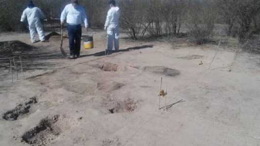 Macabro hallazgo en México: encontraron cerca de cuatro mil restos humanos calcinados en una "narcofosa"