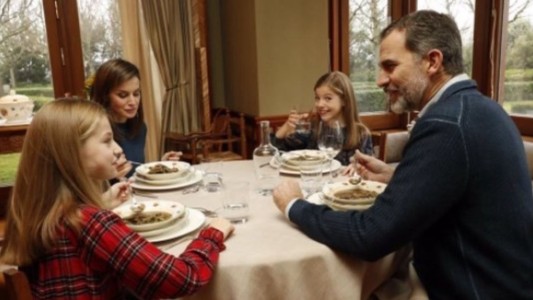 El rey de España celebró su cumpleaños 50 con un inédito "reality show"