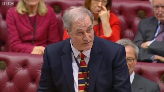 Un ministro británico presentó su renuncia luego de llegar dos minutos tarde al Parlamento