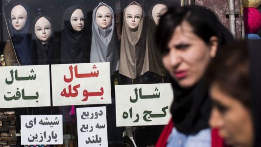 Irán: detuvieron a 30 mujeres por quitarse el velo en público