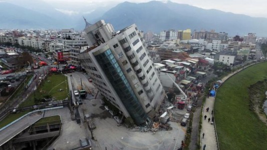 Así quedó un edificio en Taiwán tras un fuerte terremoto