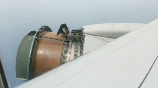 Pánico en el aire: un avión con 370 pasajeros pierde parte del motor en pleno vuelo