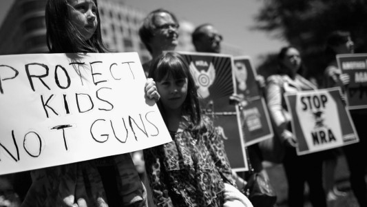 Oprah Winfrey, George Clooney y Steven Spielberg donan millones al movimiento juvenil contra las armas