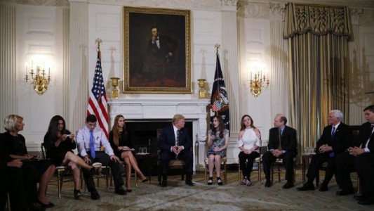 Trump propone que los docentes vayan armados a la escuela para evitar masacres
