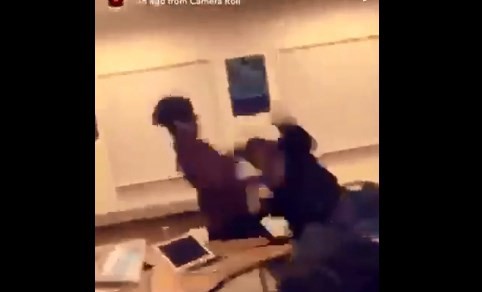 Un profesor filmó una brutal pelea entre dos alumnos en vez de detenerla