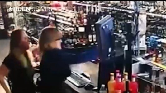 Video: madre e hija echaron a un ladrón a tiros