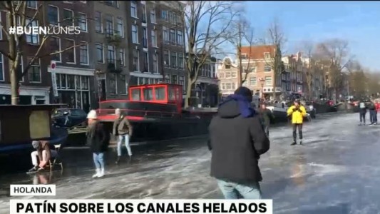 Holanda: patinan sobre canales congelados