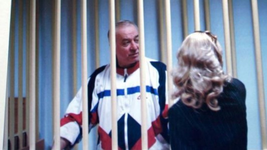 Un exespía ruso quedó en estado crítico tras exponerse a una sustancia desconocida en Inglaterra