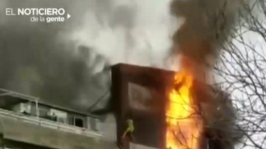 Saltaron para escapar de las llamas