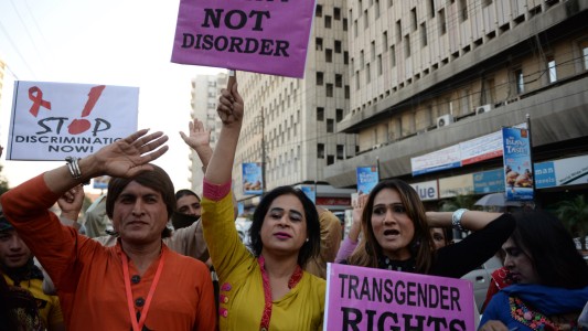 Atacan y tiran huevos a mujeres trans durante una marcha