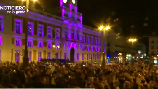 #8M en el mundo: cacerolazo en España, flores en Rusia, Torre Eiffel iluminada
