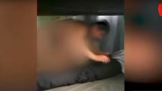 Perú: polémica por un video de dos policías semidesnudos en una comisaría
