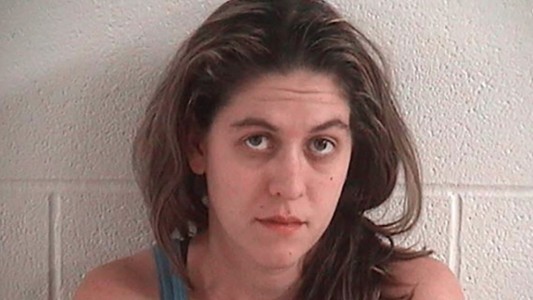 Un nene le disparó a su hermana, la madre le curó las heridas, se fue a trabajar y los dejó solos