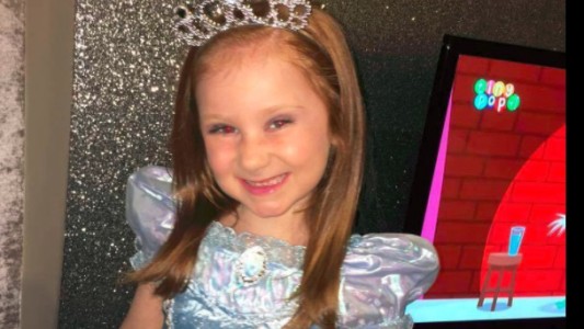 Descubrieron que su hija tenía un tumor cerebral porque notaron algo "diferente" en su sonrisa