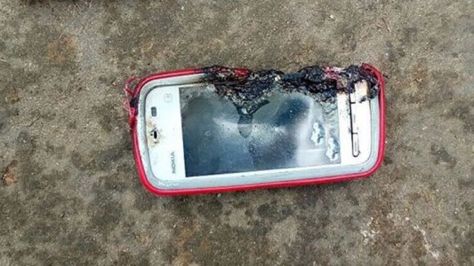 Le explotó el celular mientras hablaba y murió
