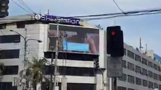 Escándalo por la proyección de un video porno en una pantalla pública