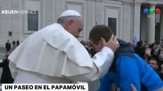 Francisco detiene papamóvil e invita a subir a niño con Síndrome de Down y leucemia