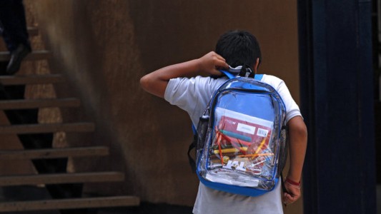 Tiroteo en escuela de EE.UU.: alumnos deberán llevar mochilas transparentes