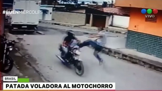 Brasil: con una patada voladora derribó a un ladrón que huía en moto