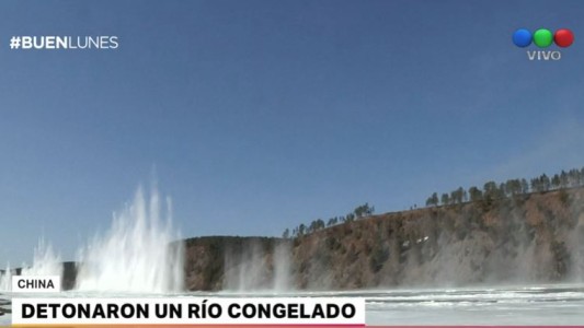 En China detonaron un río congelado para que se pudiera navegar