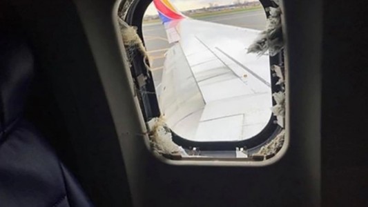 Explotó una turbina y una mujer fue succionada fuera del avión