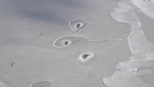Los extraños agujeros en el hielo del Ártico que desconciertan a científicos de la NASA